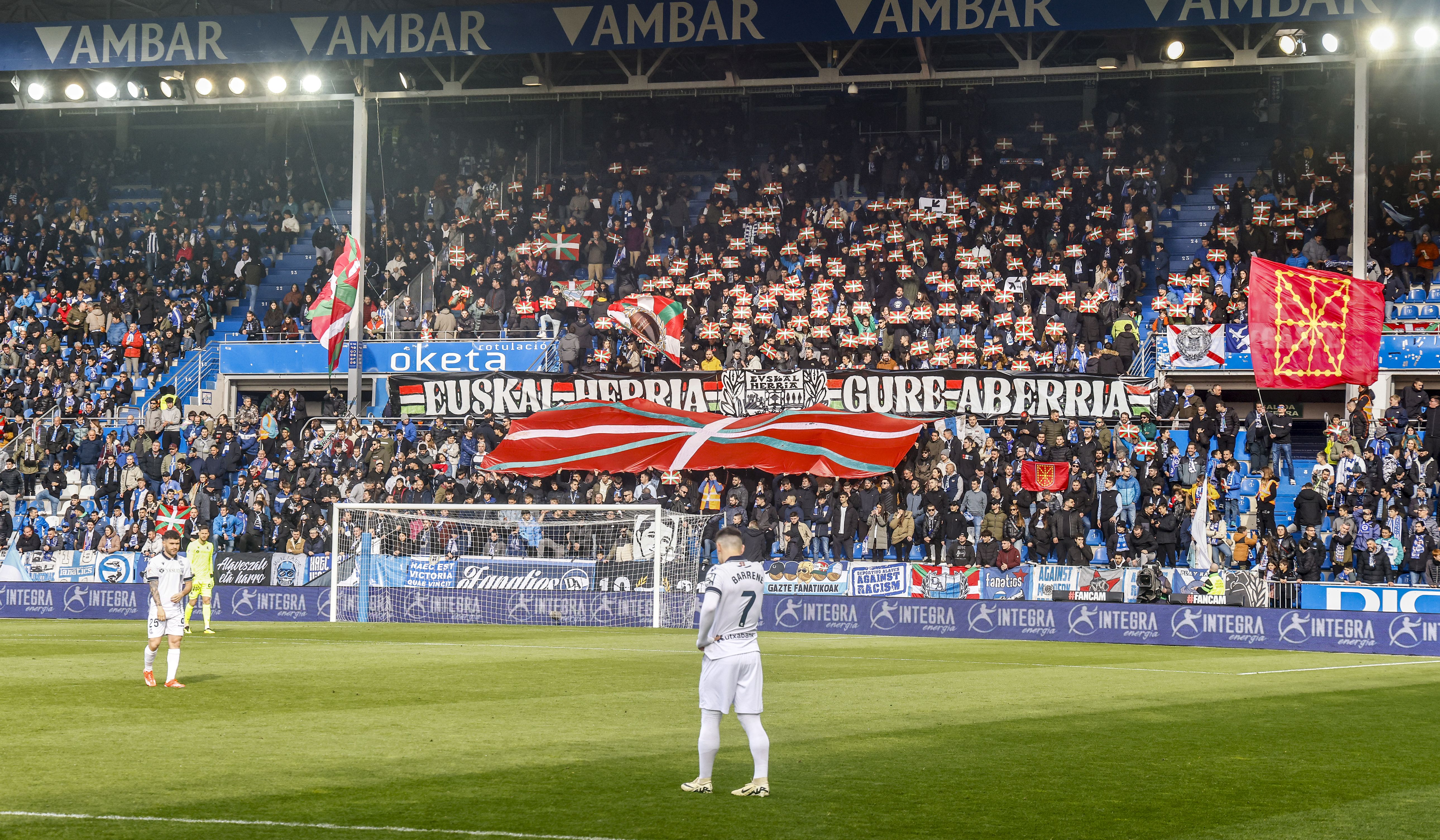 El hermanamiento entre las aficiones de Alavés y Real Sociedad, en imágenes