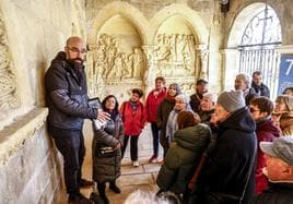 El guía de Álava Medieval, Ander Gondra, explica los entresijos de la Basílica de San Prudencio a una veintena de asistentes a la visita.