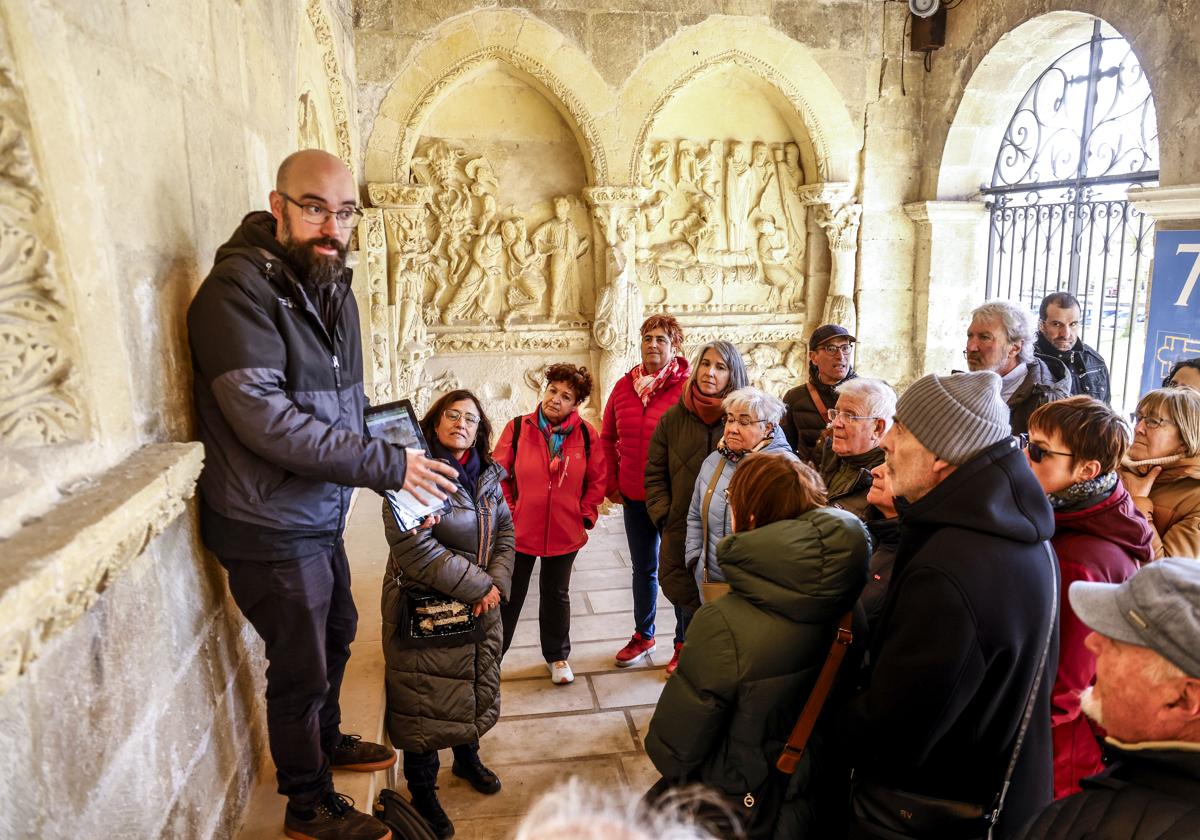 El guía de Álava Medieval, Ander Gondra, explica los entresijos de la Basílica de San Prudencio a una veintena de asistentes a la visita.