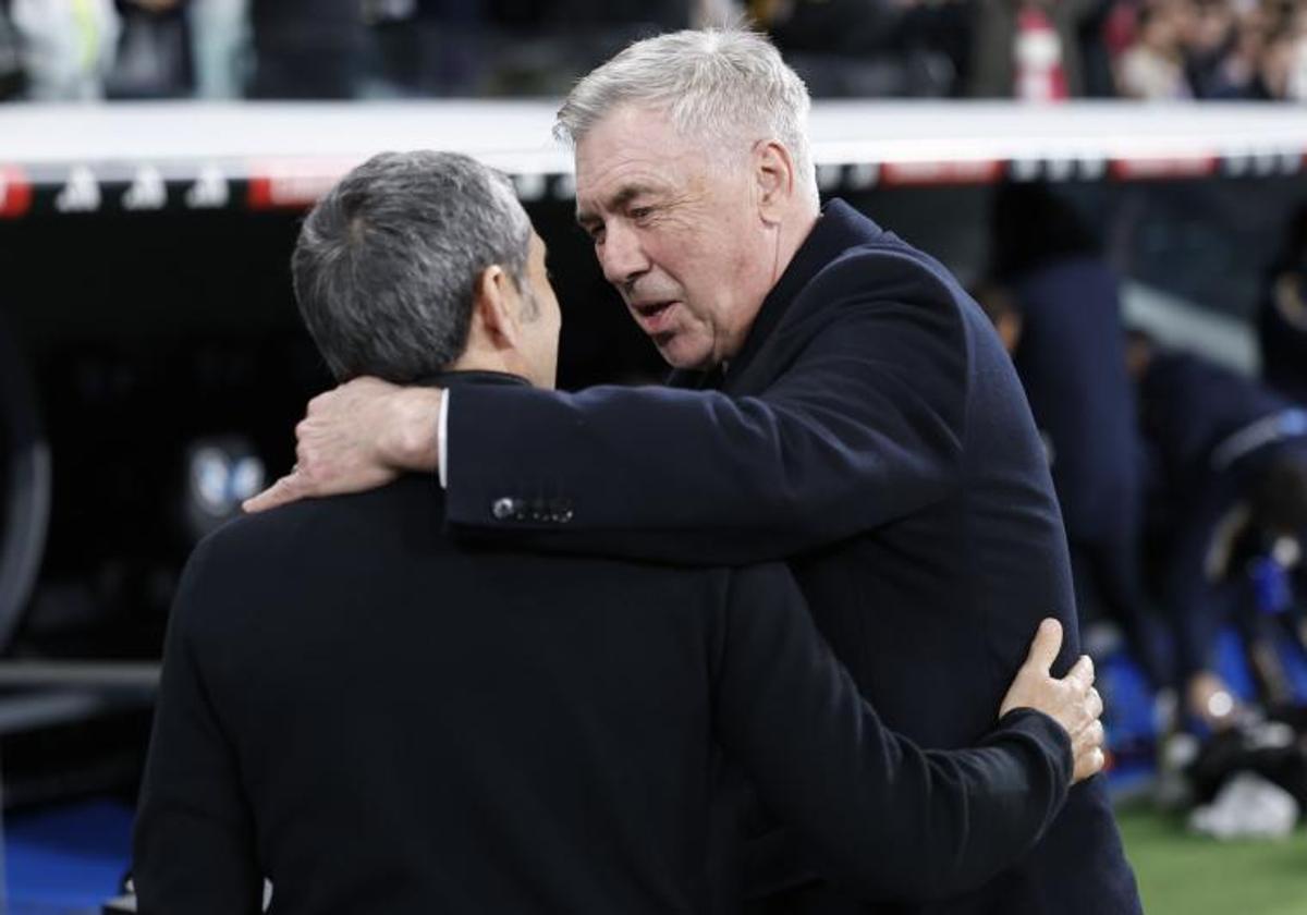 Carlo Ancelotti saluda a Ernesto Valverde antes de comenzar el encuentro.