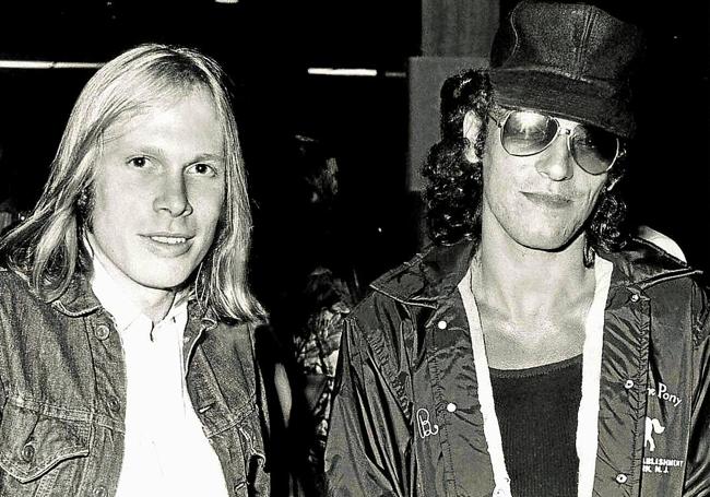 Un jovencísimo Elliott Murphy posa con la estrella del rock Bruce Springsteen.