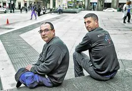 Koldo Orella y Óscar Zornoza, en un descanso tras instalar un sistema de ventilación en el centro de Bilbao.