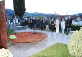 El acto, celebrado en el cementerio contó con la presencia de la alcaldesa jeltzale, Mireia Elkoroiribe (tercera por la derecha), y de concejales del Ayuntamiento de Durango y Abadiño.