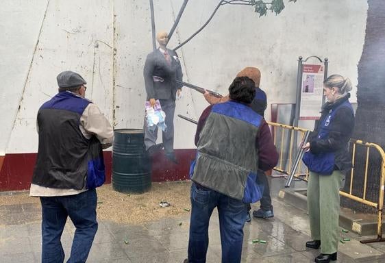 El muñeco, tras ser tiroteado en el municipio de Coripe