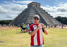 Ander Godoy señala el escudo delante de Chichén Itzá (México).