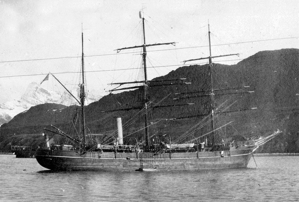 Imagen secundaria 1 - El grupo de expedicionarios posa en la cubierta del 'Endurance' para una foto de grupo. Era el comienzo de la expedición y el barco navegaba hacia la Antártida para cruzar posteriormente a pie el continente helado.