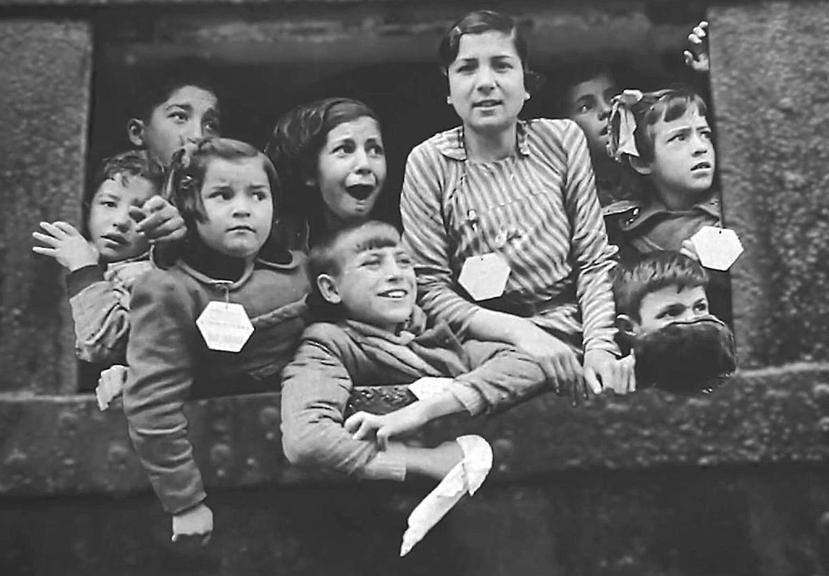 Imagen principal - El barco que salvó a niños vascos en la Guerra Civil y terminó de merlucero de Pescanova