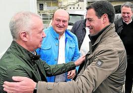 Urkullu y Pradales se saludan antes del acto en presencia de Ortuzar.