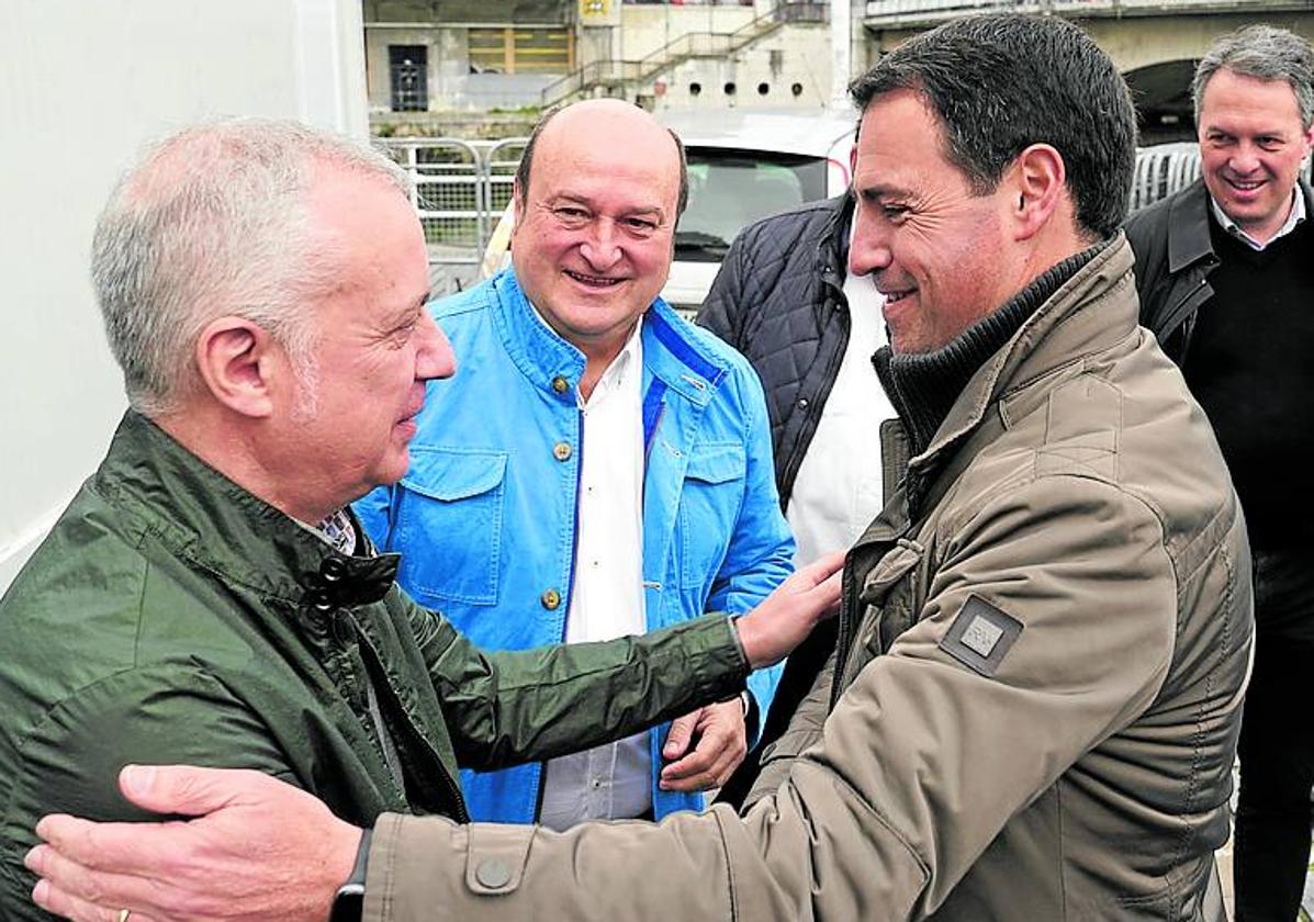 Urkullu y Pradales se saludan antes del acto en presencia de Ortuzar.