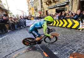 Roglic es el primer líder de la Itzulia a pesar de regalar ocho segundos