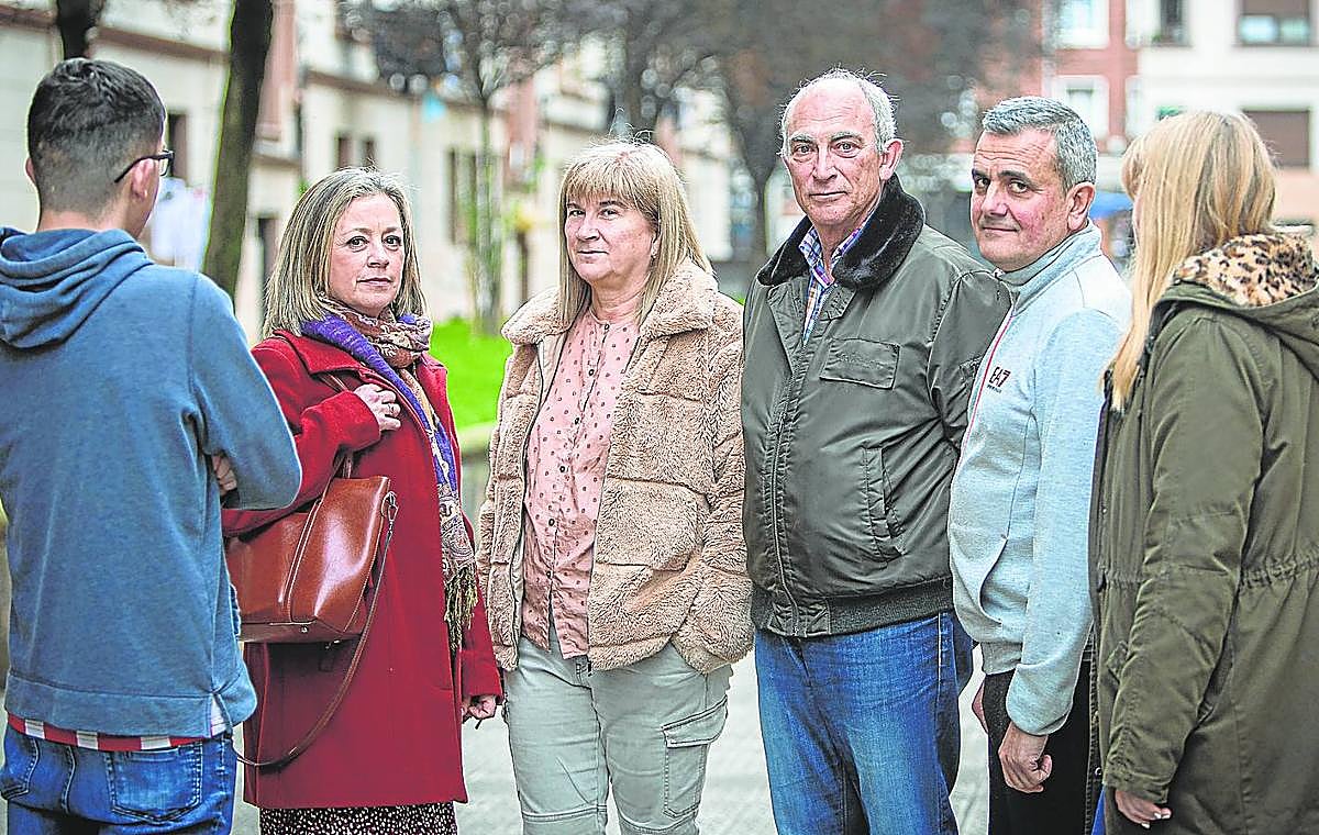 Las familias de dos chicos con autismo que aprobaron la OPE de celador y que han quedado excluidos durante el proceso de selección.