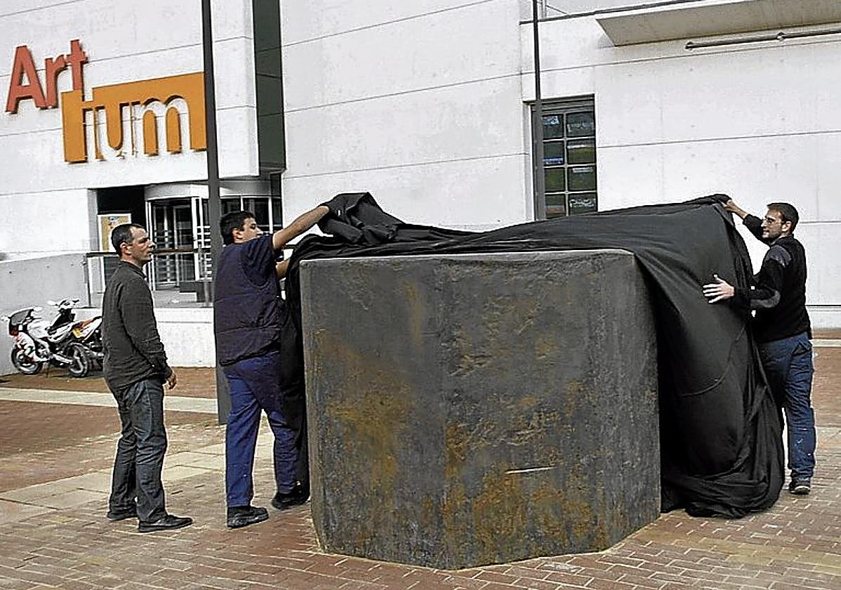 Trabajadores destapan la obra de Serra frente al Artium.