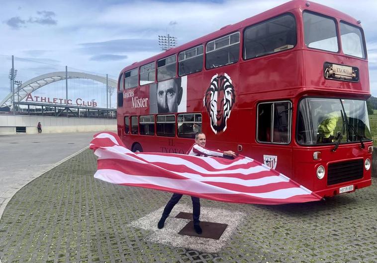 Sale desde Lezama el autobús inglés de los 70 reconvertido en santuario del Athletic