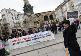 Concentración frente al Ayuntamiento de Vitoria de profesionales del sector para denunciar que siguen sin convenio.