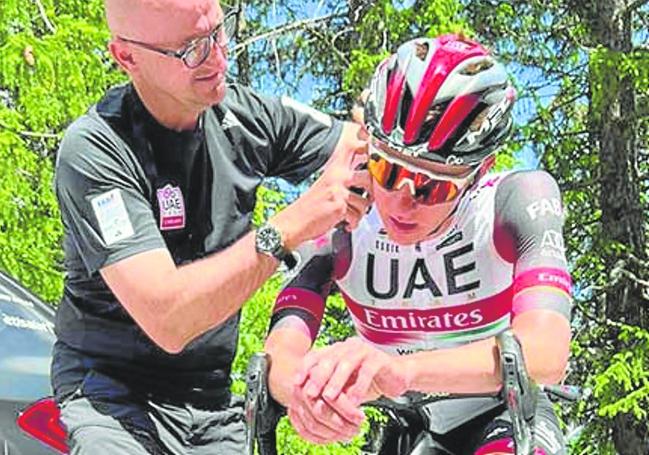 El fisiólogo rojiblanco, con el ciclista del UAE Tadej Pogacar.