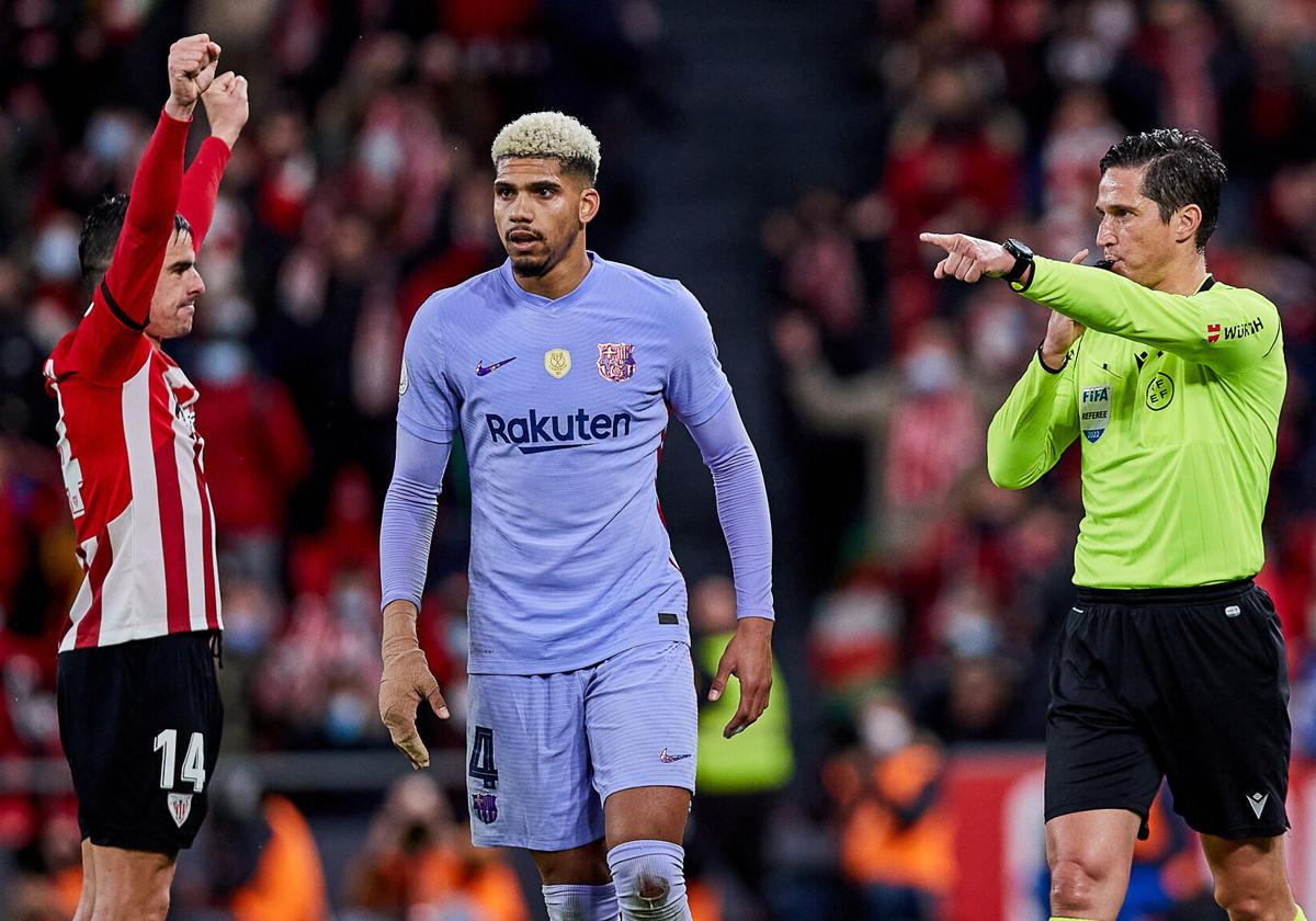 Munuera Montero señala penalti a favor del Athletic en el partido deCopa contra el Barça en San Mamés el 20 de enero de 2022.