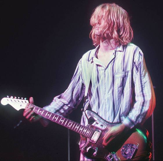 Cobain tocando con Nirvana en Japón en septiembre de 1992.