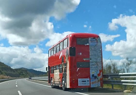 El autobús inglés de los 70 reconvertido en santuario del Athletic continúa su camino a Sevilla tras sufrir una avería