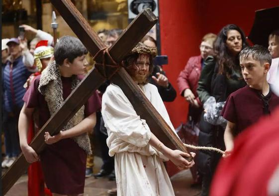 Imagen del Vía Crucis infantil del pasado año por las calles de Ballmaseda.