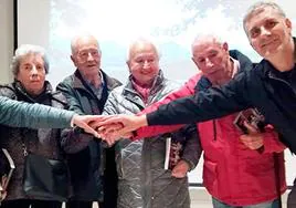 Lidia Larrea, Mikel Aretxaga, Crucita Etxabe, Emilio Aperribay e Iban Gorriti el día de la firma del manifiesto en Izurtza.