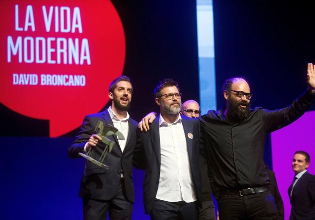 Broncano, a la izquierda, recibe un premio Ondas.