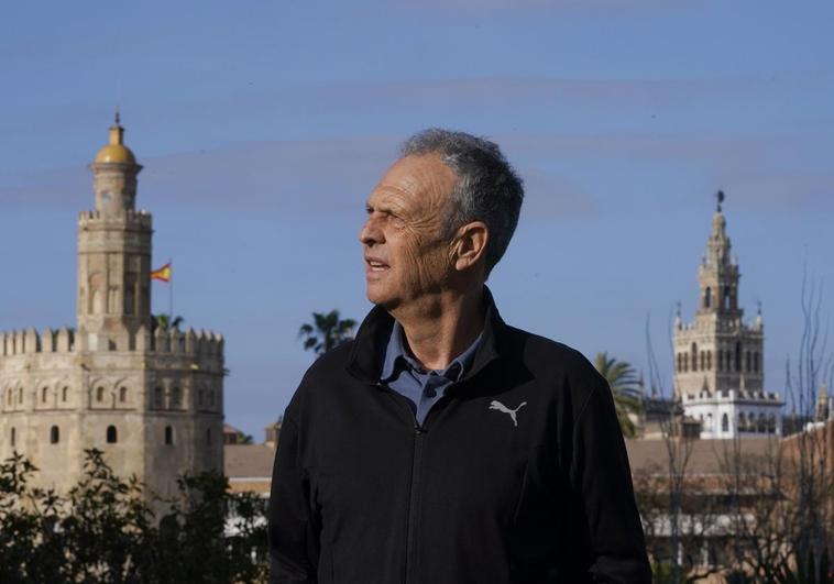 Joaquín Caparrós posa ante el Guadalquivir desde Triana, donde vive.