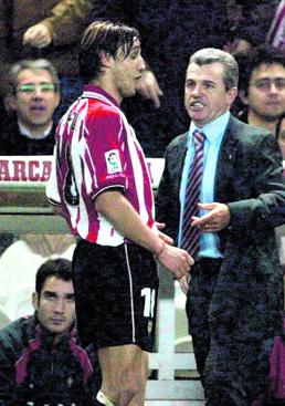 Imagen - Aguirre, durante su etapa como entrenador de Osasuna entre 2002 y 2006, habla con Gurpegui durante un enfrentamiento contra el Athletic.