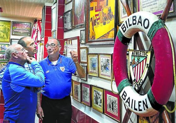 De izquierda a derecha, Manolo de Haro, Juan Aguilar y Paco Mañas, presidente de la peña.