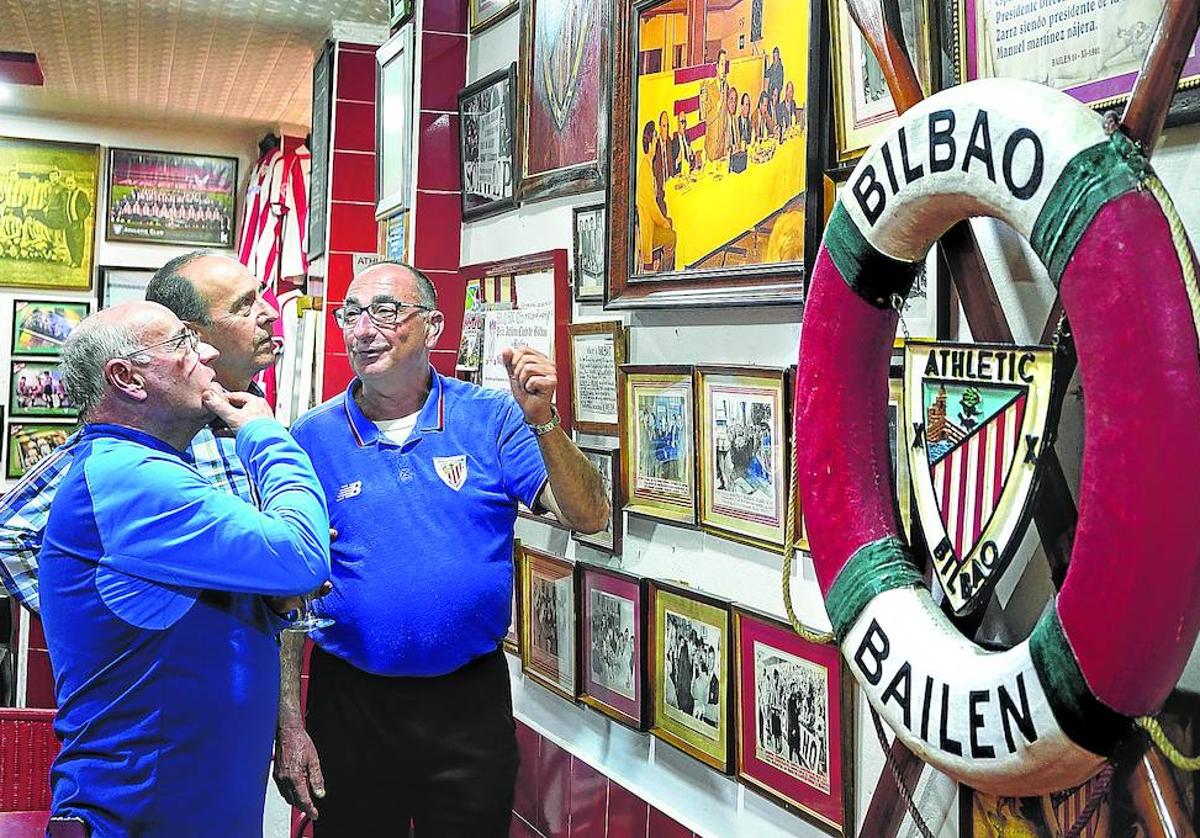 De izquierda a derecha, Manolo de Haro, Juan Aguilar y Paco Mañas, presidente de la peña.