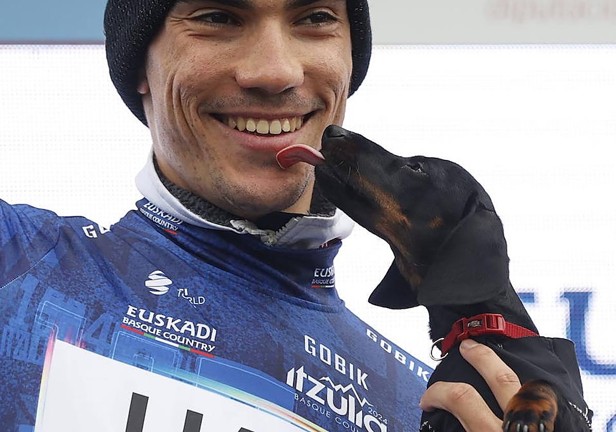La divertida imagen de Juan Ayuso junto a su perro en el podium de la Itzulia