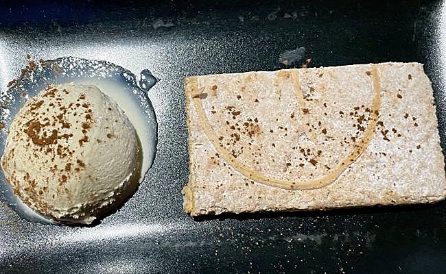 Pastel ruso de Huesca con helado de almendras.