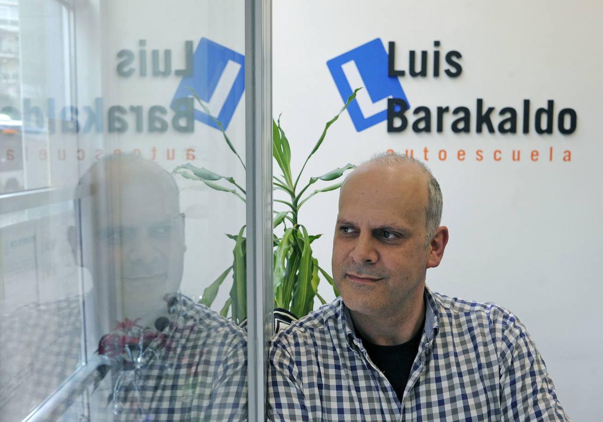 Luis Javier González, responsable desde hace más de 20 años de la autoescuela Luis Barakaldo.