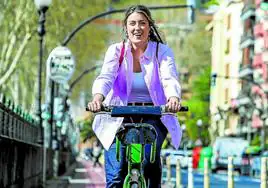 Sobre ruedas. Alba García no duda en tirar de bicicleta para ir de lado a lado y cumplir con una agenda de locos en la precampaña electoral.