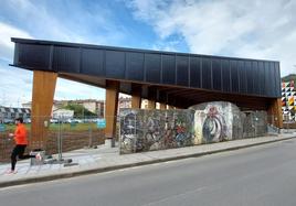 Imagen de la cubierta de madera que protege en la actualidad al refugio antiaéreo de la antigua fábrica de armas Astra de Gernika.