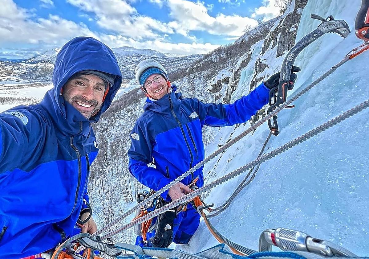Eneko e Iker, en plena ascensión a una pared de hielo.