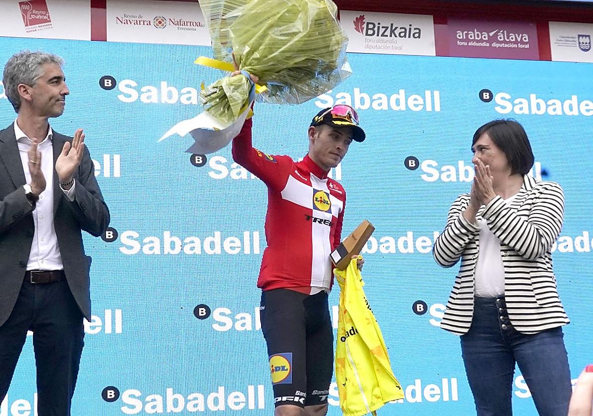 El bonito gesto del nuevo líder de la Itzulia con el resto de corredores