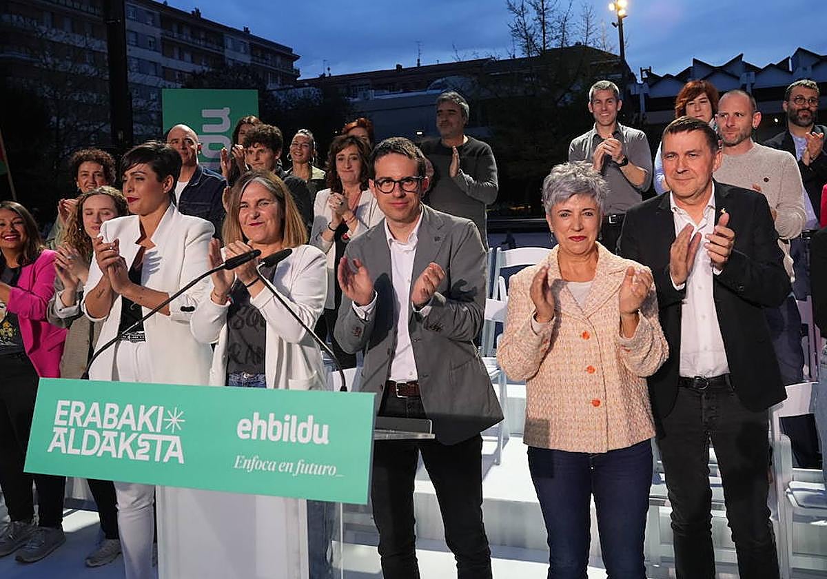Los dirigentes de EH Bildu, durante el inicio de campaña este jueves en Vitoria.