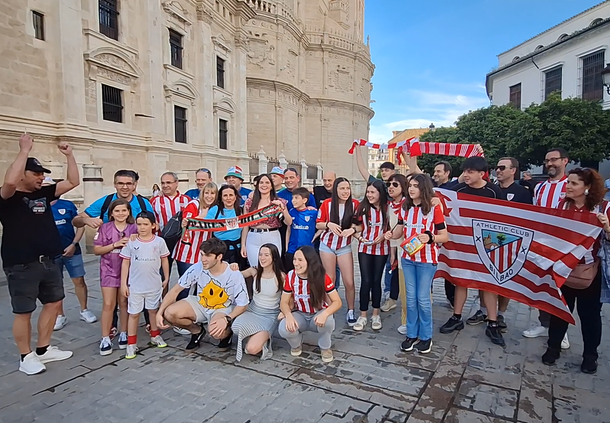 Cánticos athleticzales y &#039;traineras&#039; para animar las calles de Sevilla