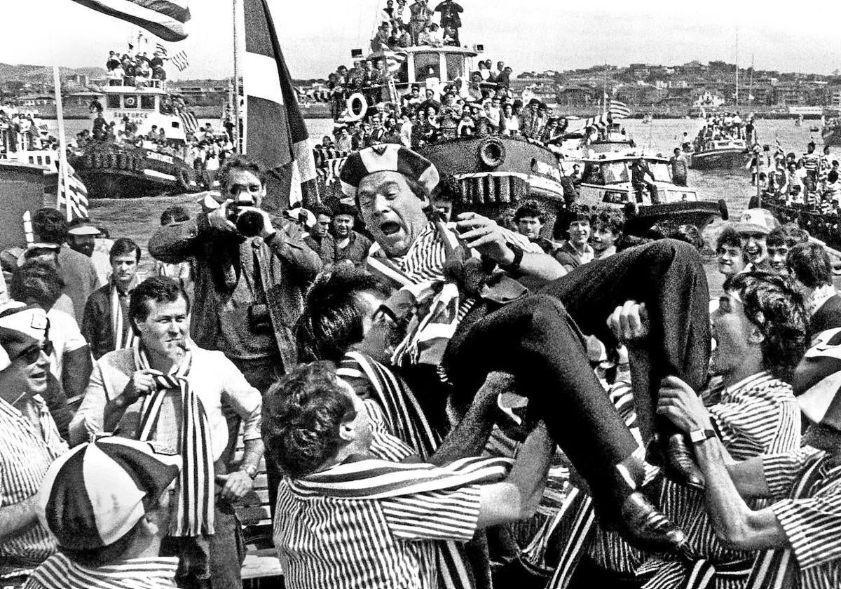 Manolo Delgado, Goikoetxea y Endika, de izquierda a derecha, alzan al aire a Javier Clemente en la última gabarra del Athletic en 1984.