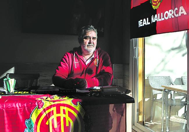 Implicación. Sebastià Oliver, presidente de la asociación de peñas y socios, reparte bufandas y banderas durante estos días.