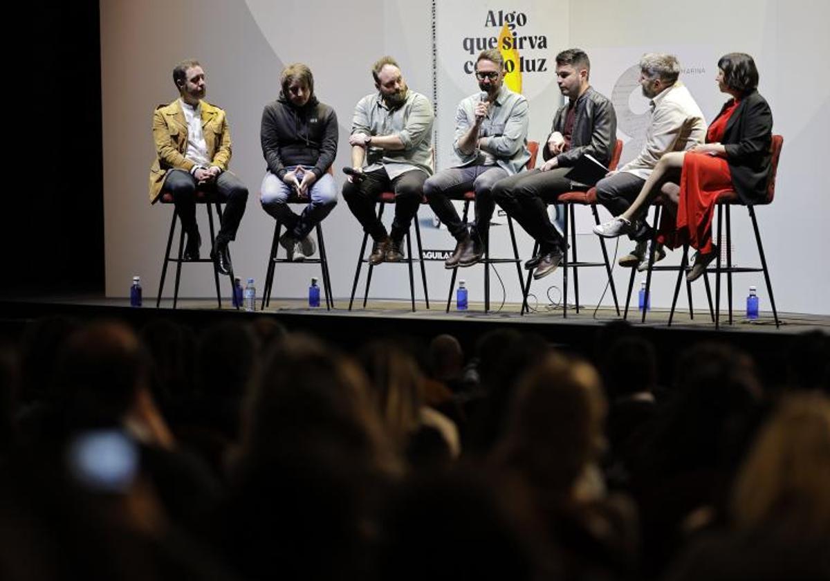 La banda durante la presentación de su libro.