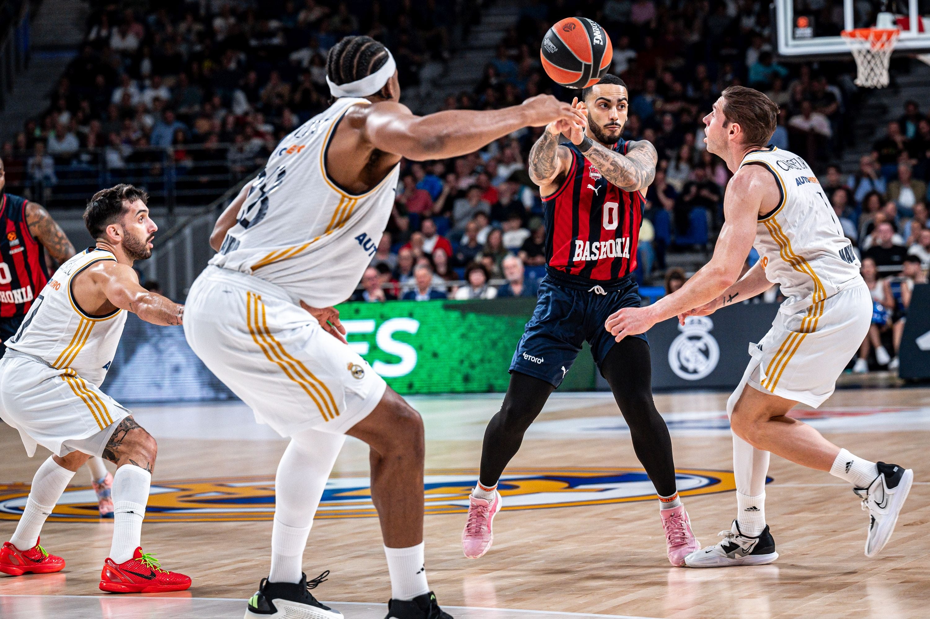 El Baskonia doblega al Real Madrid y se garantiza el 'play in'