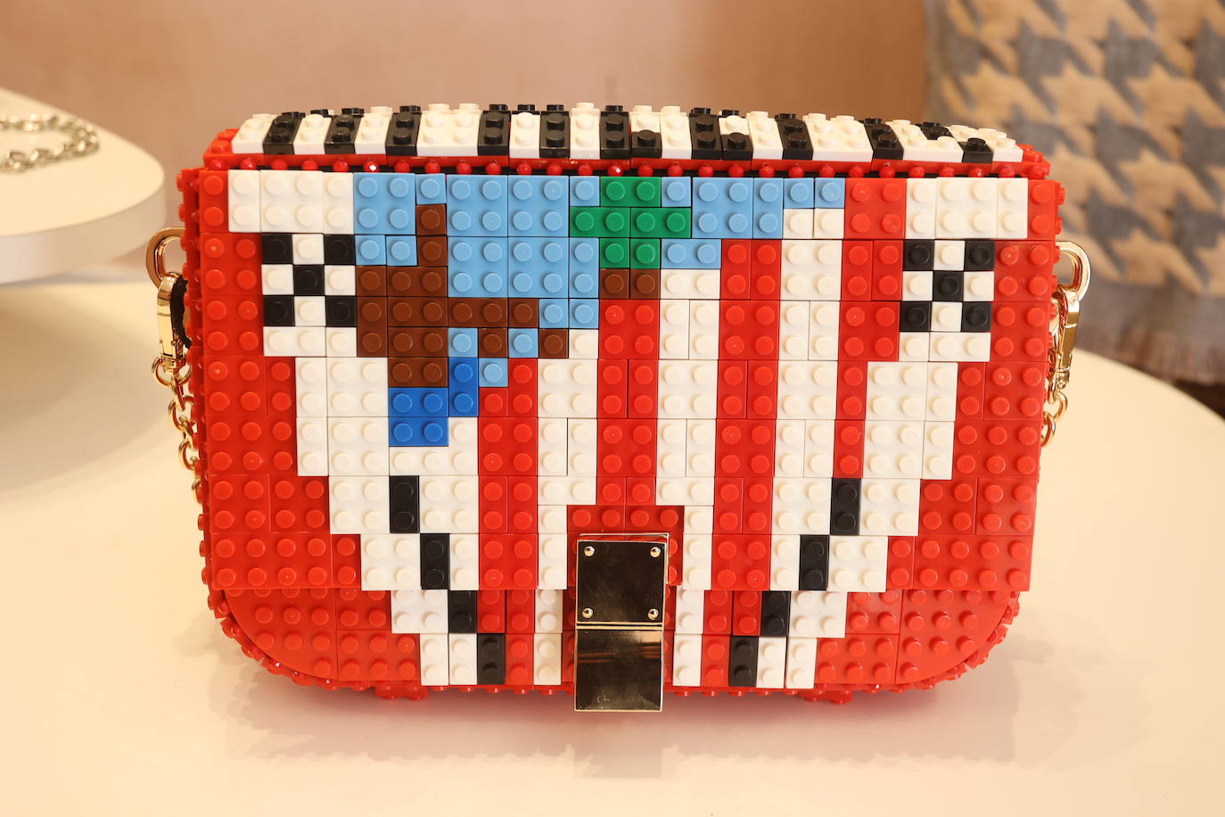 El bolso &#039;pijo&#039; del Athletic hecho con piezas de Lego por una diseñadora de Zamora