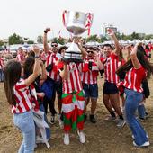 Las horas previas a la final: la fiesta rojiblanca inunda Sevilla y comienza a tomar las calles de Bizkaia