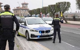 Una patrulla realiza un control en los accesos a la playa de Ereaga.