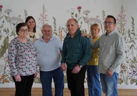 Los pacientes Marina Arlanzón, Juan Antonio Bengoa, Pablo Ferrero y Luis Ángel Hernández; tras ellos, la neuróloga Mar Carmona y la presidenta de Asparbi, Begoña Díez.