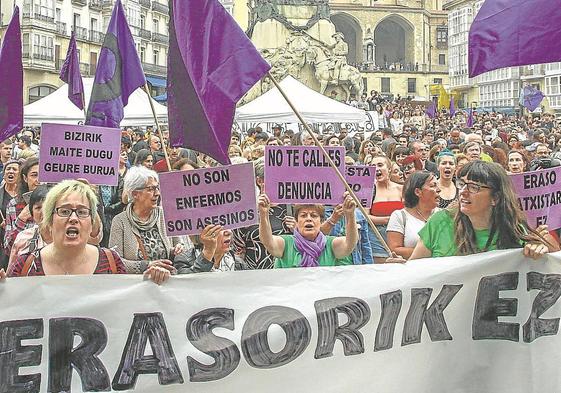 Manifestación feminista en la plaza de la Virgen Blanca tras un caso de agresión sexual.