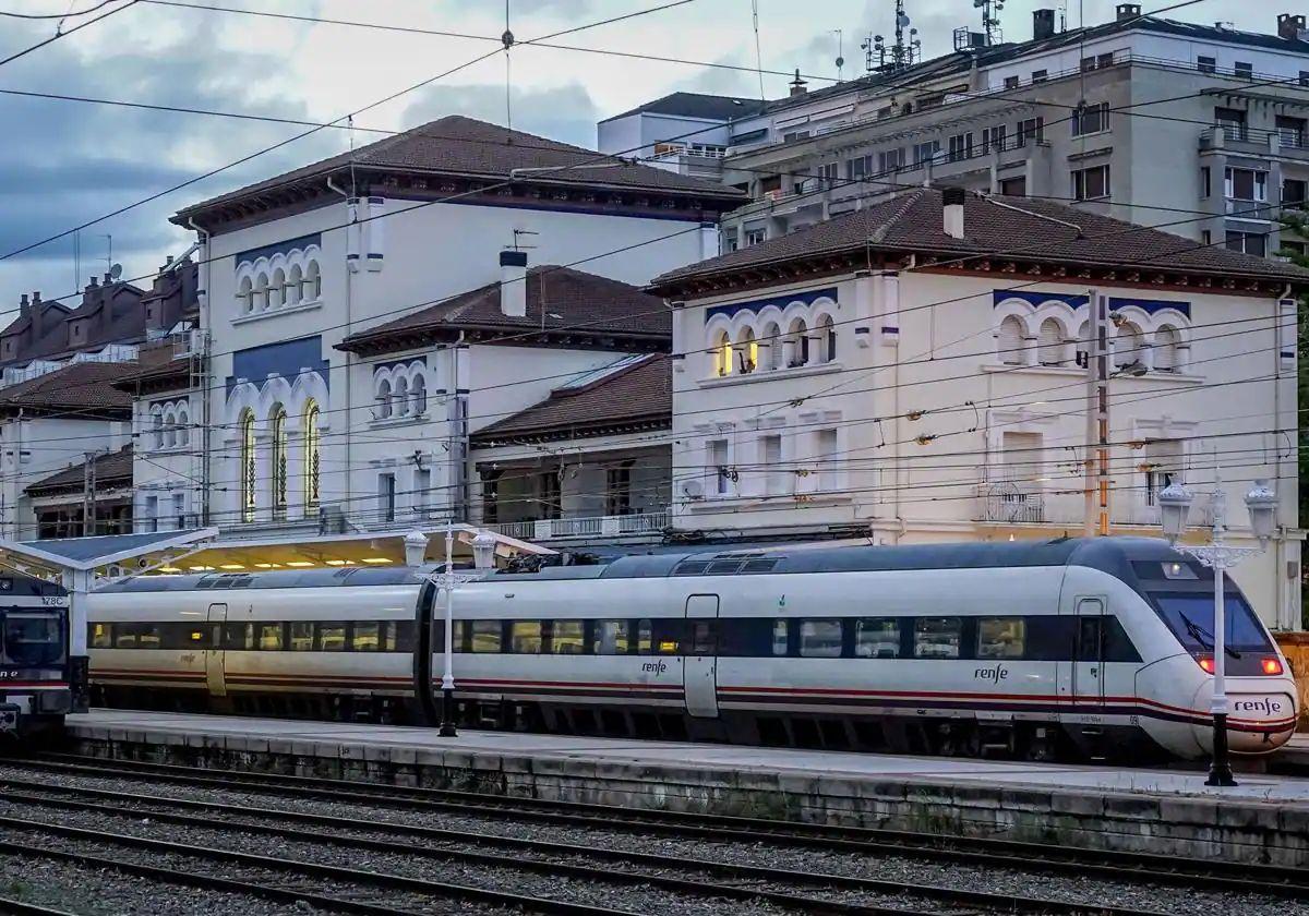 Renfe rectifica y adelanta el horario del primer tren de la mañana Vitoria-Madrid