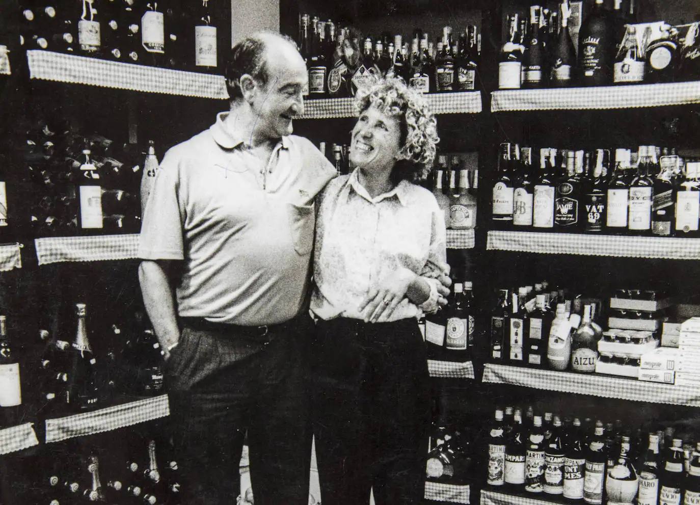 Víctor Fernández abraza a su esposa, Soledad Rey, en un rincón de su tienda.