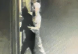 El robo fue grabado por las cámaras de seguridad del bar. En el vídeo se ve cómo fuerzan la puerta y se llevan el material al portal de al lado.